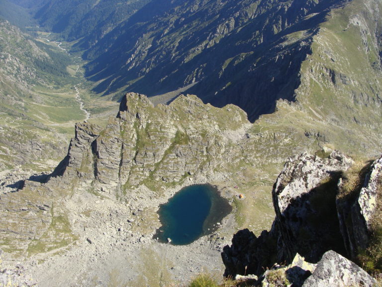 Lacul Călțun de pe vârful Lespezi