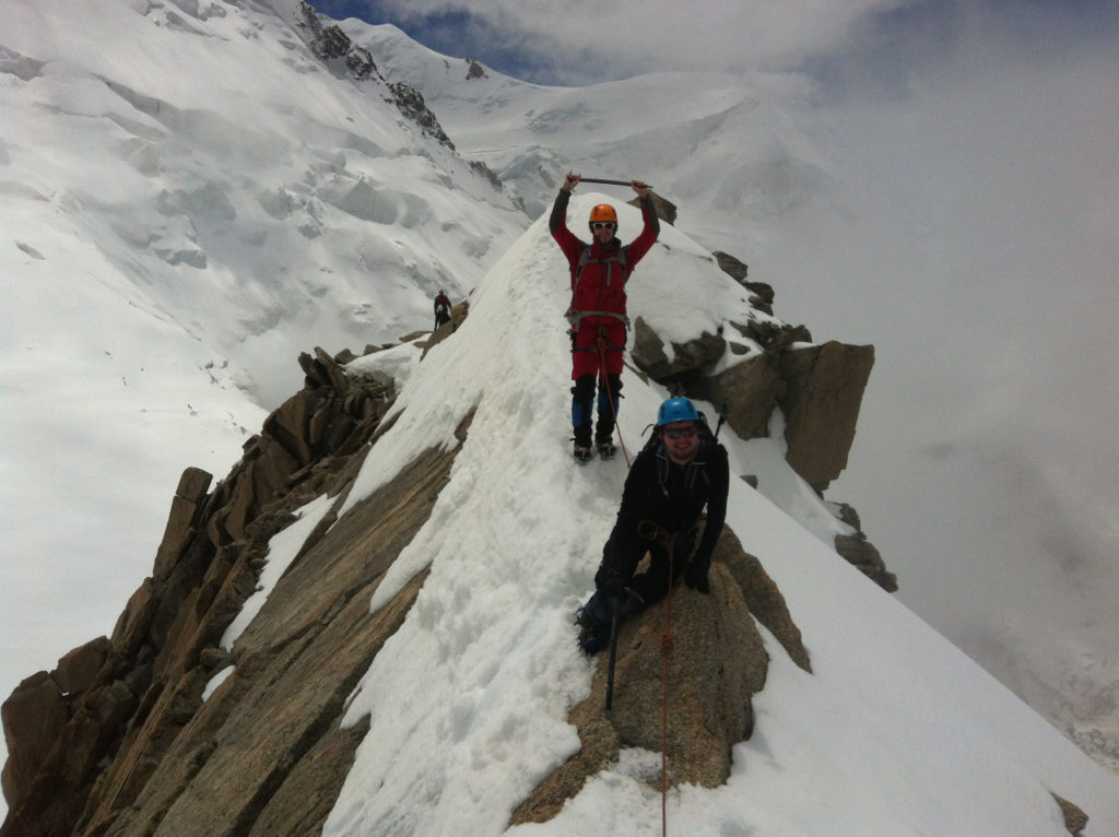 Culmea Cosmiques (cu crampoane, piolet și casca mea Petzl), masivul Mont Blanc, 2013