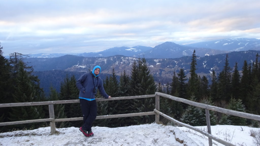 În Ceahlău (cu colțarii Kahtoola Microspikes, pantalonii Rab Vapour Rise, foița de vânt Marmot Ether Driclime sub pufoaica Arc'teryx Nuclei Hoody), 2017